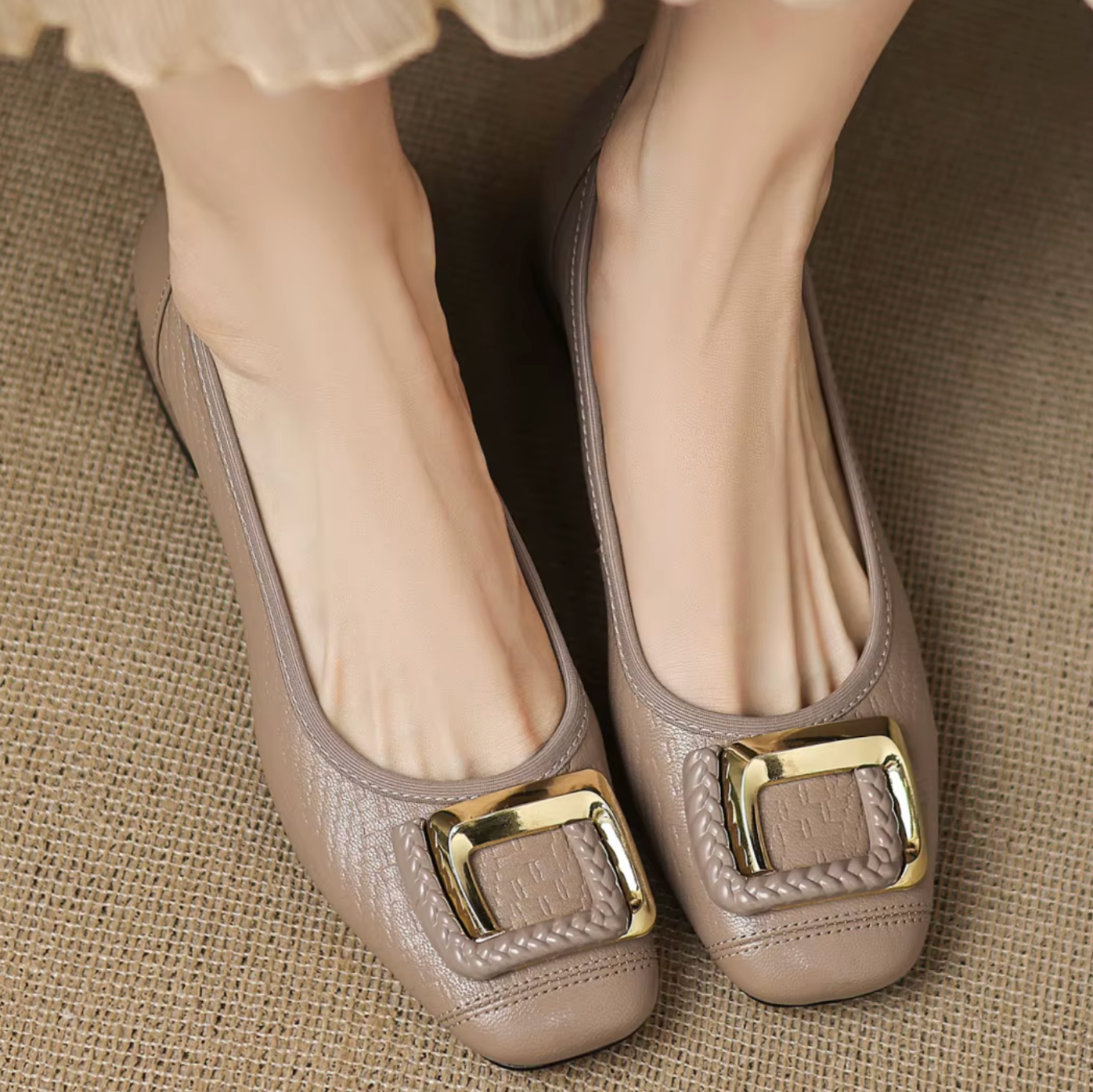 Elegante Buckle Pumps